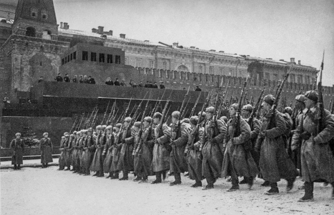 Эдуард Басурин: #ДЕНЬвИСТОРИИ. 7 ноября 1941г Эдуард Басурин: #ДЕНЬвИСТОРИИ. 7 ноября 1941г