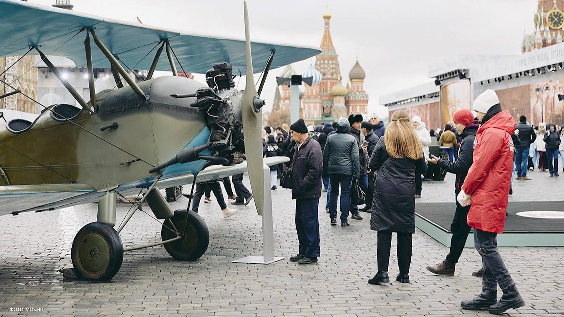 Технику военных лет, а также авиацию, части аэростатов и исторические артефакты показывают всем желающим на Красной площади