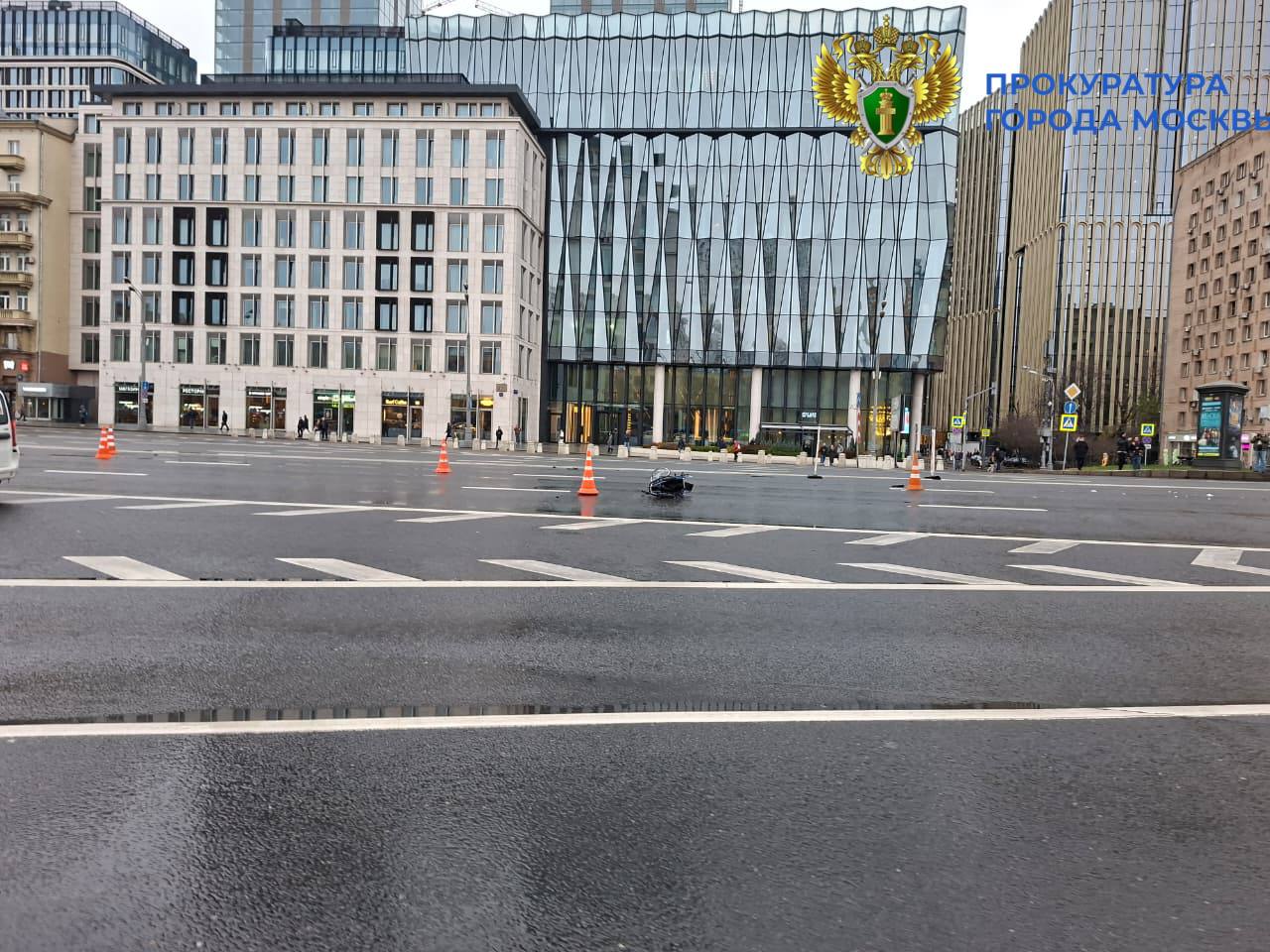 По предварительной информации, на Ленинградском проспекте водитель автомобиля «Пежо» совершил наезд на мужчину, который двигался в инвалидном кресле по проезжей части По предварительной информации, на Ленинградском проспекте водитель автомобиля «Пежо» совершил наезд на мужчину, который двигался в инвалидном кресле по проезжей части