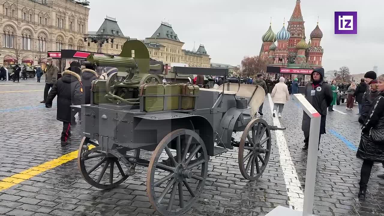Музей под открытым небом устроили у стен Кремля в честь годовщины парада 1941 года