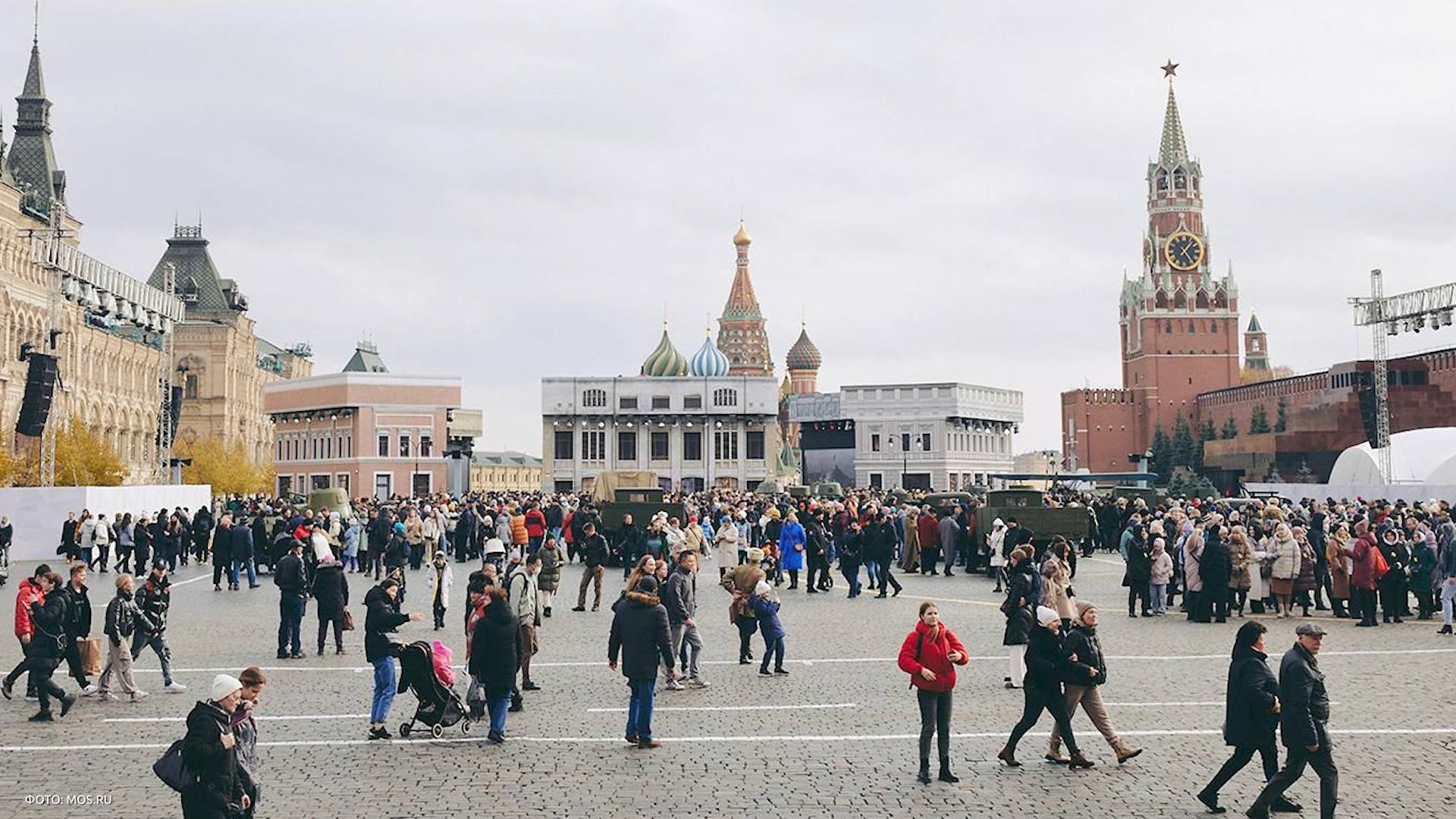 Технику военных лет, а также авиацию, части аэростатов и исторические артефакты показывают всем желающим на Красной площади Технику военных лет, а также авиацию, части аэростатов и исторические артефакты показывают всем желающим на Красной площади