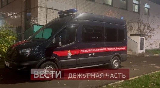 Следователи столичного СК и оперативно-следственная группа работают сейчас на месте обнаружения тела мужчины с ножевыми ранениями в Москве