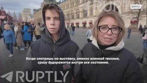 «Будоражится внутри все»: москвичи и гости столицы выстраиваются в очереди, чтобы попасть на Красную площадь, где на этих выходных ожил легендарный парад 1941 года