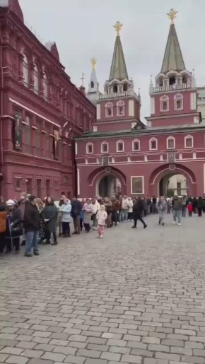 Вооот такую очередь из желающих посмотреть самолёты, танки и пулемёты Великой Отечественной засняли у Красной площади