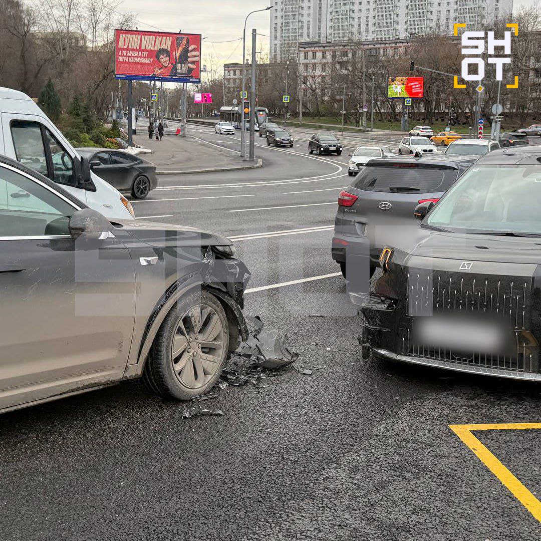 Мужчина на Zeekr с красным воздушным шариком в руке устроил массовое ДТП на северо-западе Москвы Мужчина на Zeekr с красным воздушным шариком в руке устроил массовое ДТП на северо-западе Москвы