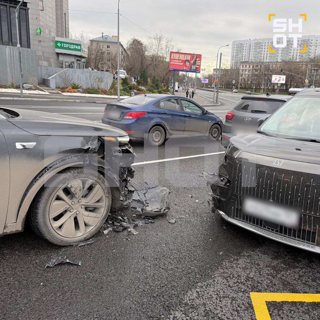 Мужчина на Zeekr с красным воздушным шариком в руке устроил массовое ДТП на северо-западе Москвы Мужчина на Zeekr с красным воздушным шариком в руке устроил массовое ДТП на северо-западе Москвы