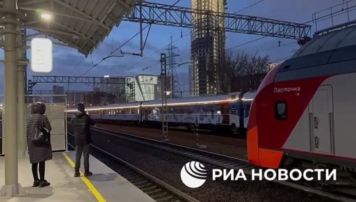 Поезд Деда Мороза перед отправкой в новогоднее путешествие, которое стартует в этом сезоне из Владивостока, проехал по Москве