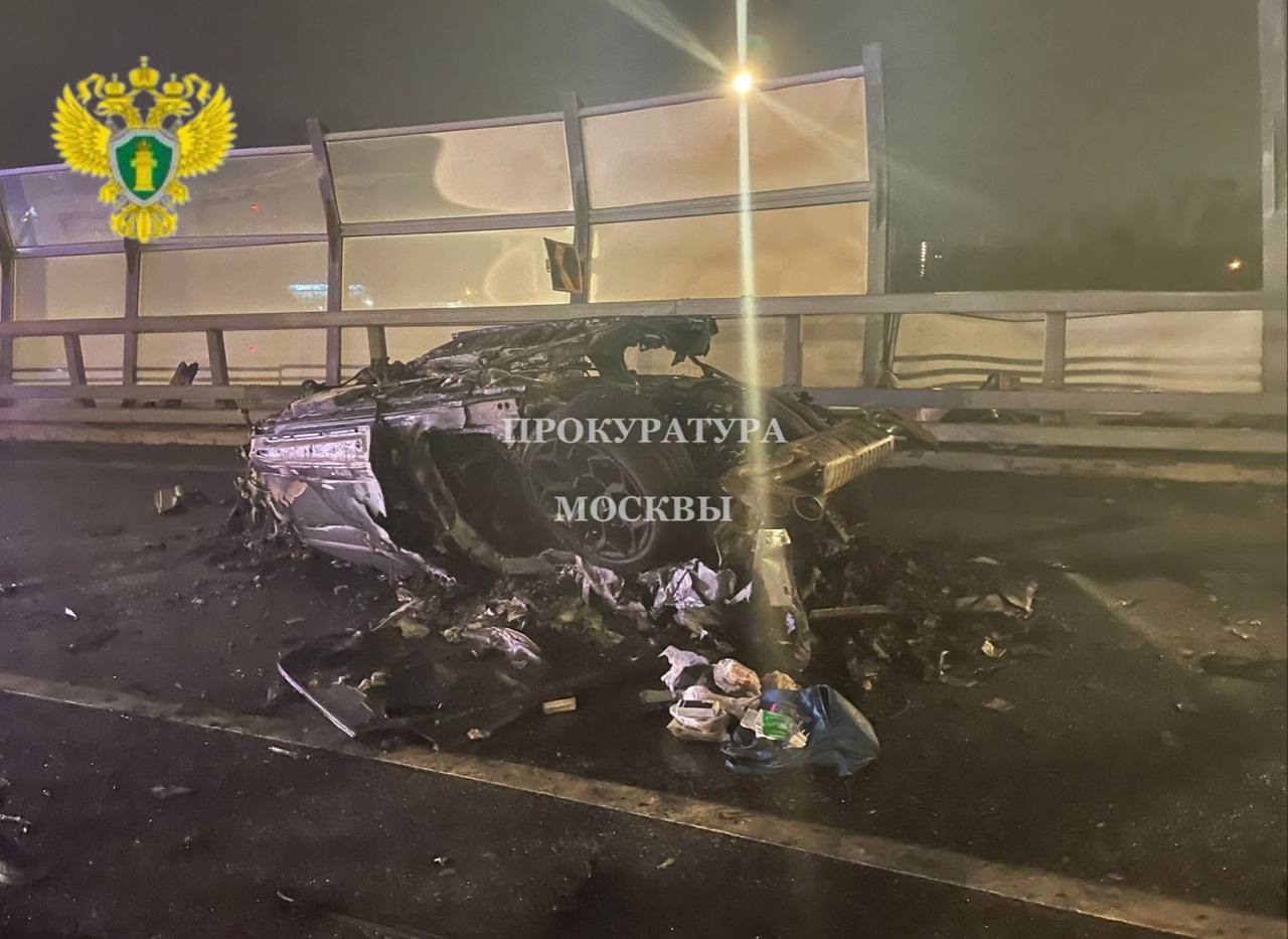 Lamborghini врезалась в ограждение, перевернулась и загорелась: два человека погибли, еще двое госпитализированы, сообщила прокуратура Москвы