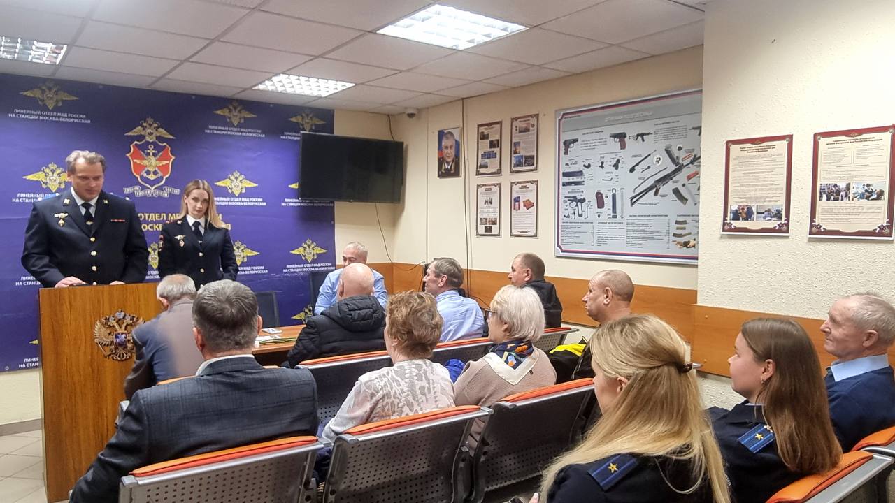 Сотрудники ЛО МВД России на станции Москва-Белорусская поздравили ветеранов с Днем сотрудника органов внутренних дел