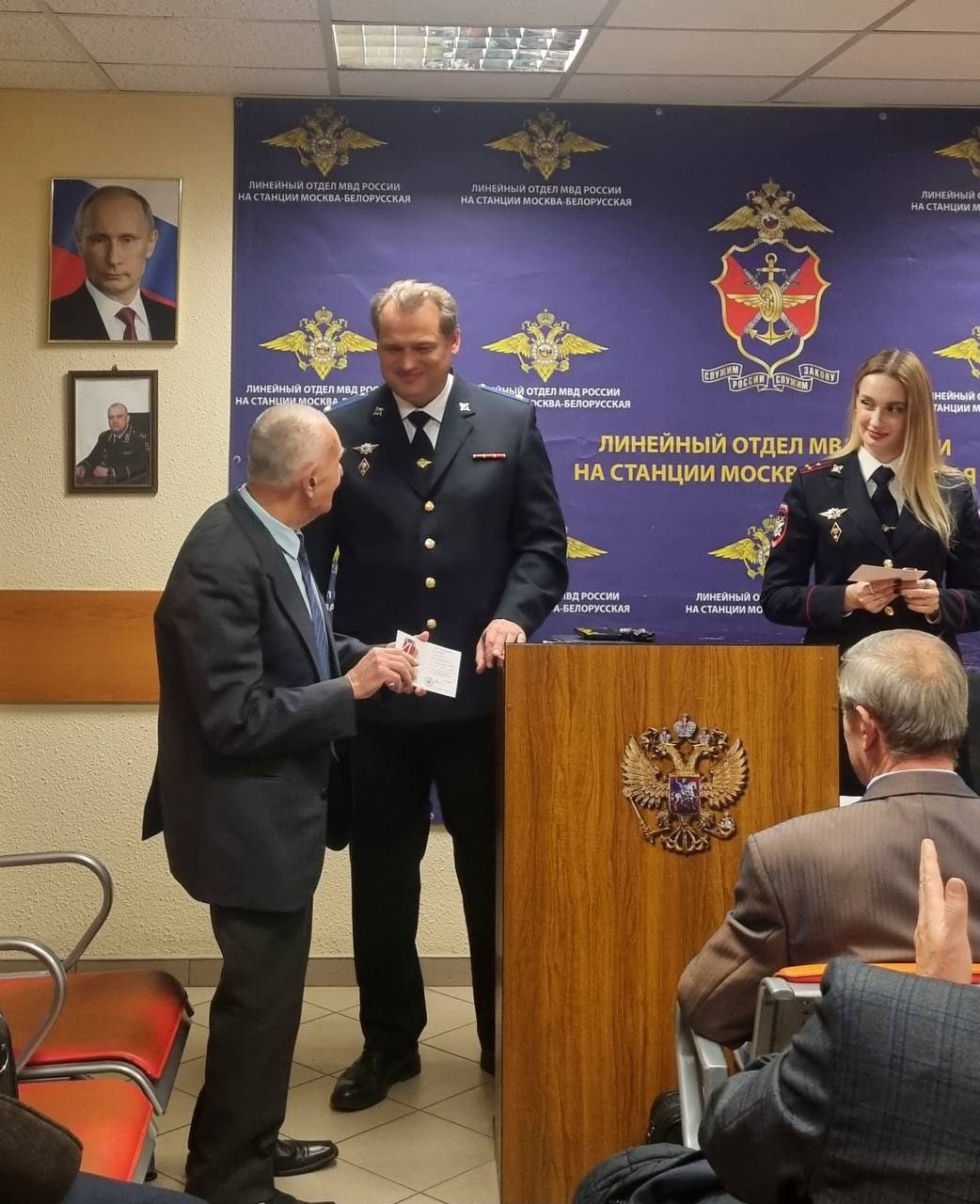 Сотрудники ЛО МВД России на станции Москва-Белорусская поздравили ветеранов с Днем сотрудника органов внутренних дел Сотрудники ЛО МВД России на станции Москва-Белорусская поздравили ветеранов с Днем сотрудника органов внутренних дел