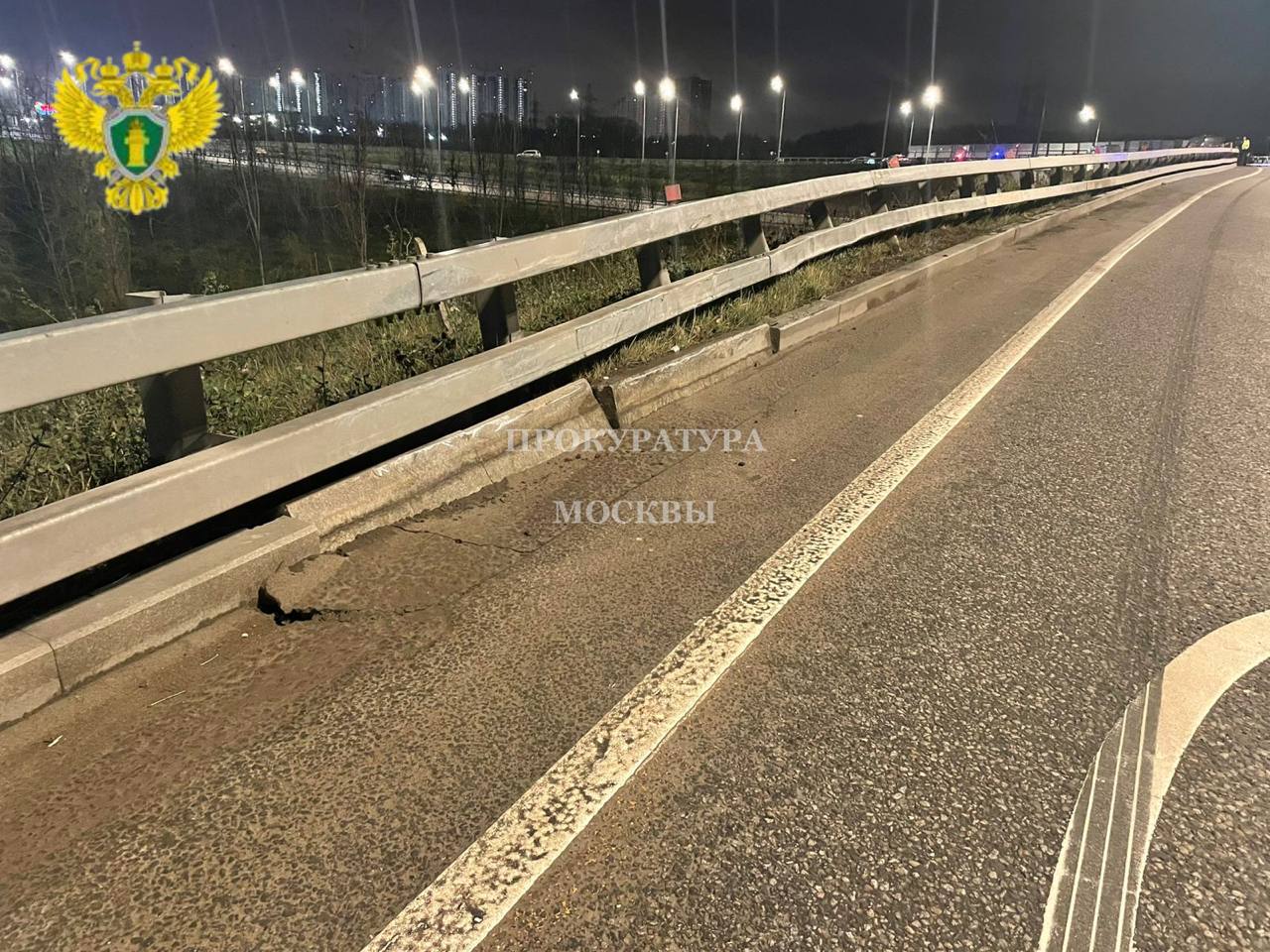 Два человека погибли в аварии с «Ламбой» — авто на полной скорости влетело в ограждение Два человека погибли в аварии с «Ламбой» — авто на полной скорости влетело в ограждение