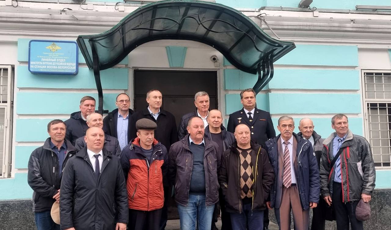 Сотрудники ЛО МВД России на станции Москва-Белорусская поздравили ветеранов с Днем сотрудника органов внутренних дел Сотрудники ЛО МВД России на станции Москва-Белорусская поздравили ветеранов с Днем сотрудника органов внутренних дел