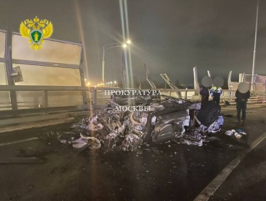 Lamborghini Urus врезалась в столб, перевернулась и загорелась на Международном шоссе в Москве