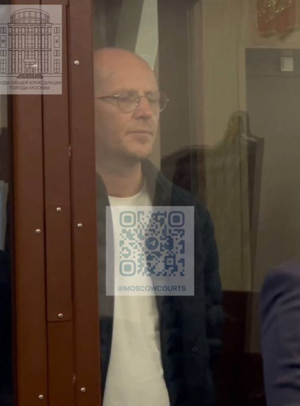 Суд Москвы арестовал на два месяца директора департамента машиностроения ТЭК Минпромторга Михаила Кузнецова по обвинению в получении взятки в особо крупном размере