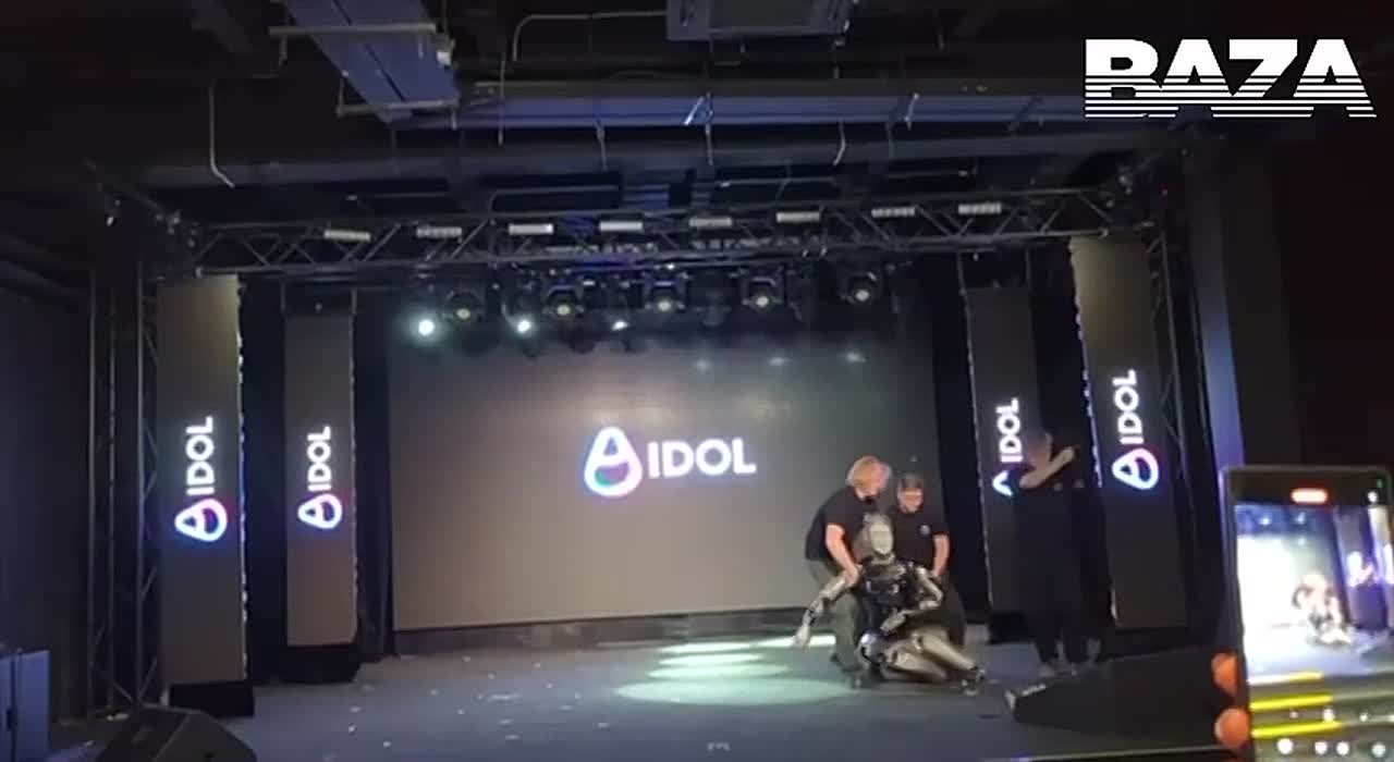 Мемная презентация первого человекоподобного робота в России – машина сделала пару шагов под эпичную музыку и рухнула на пол