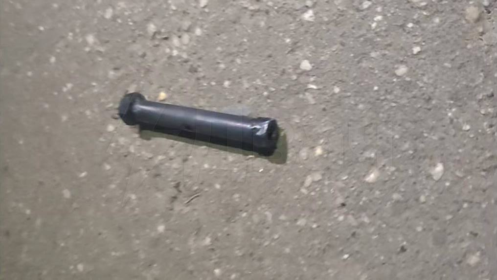 На фото, предположительно, фрагмент взрывного устройства, начинённого гвоздями, и обрывки десятирублёвой купюры, которую подобрал пострадавший мальчик