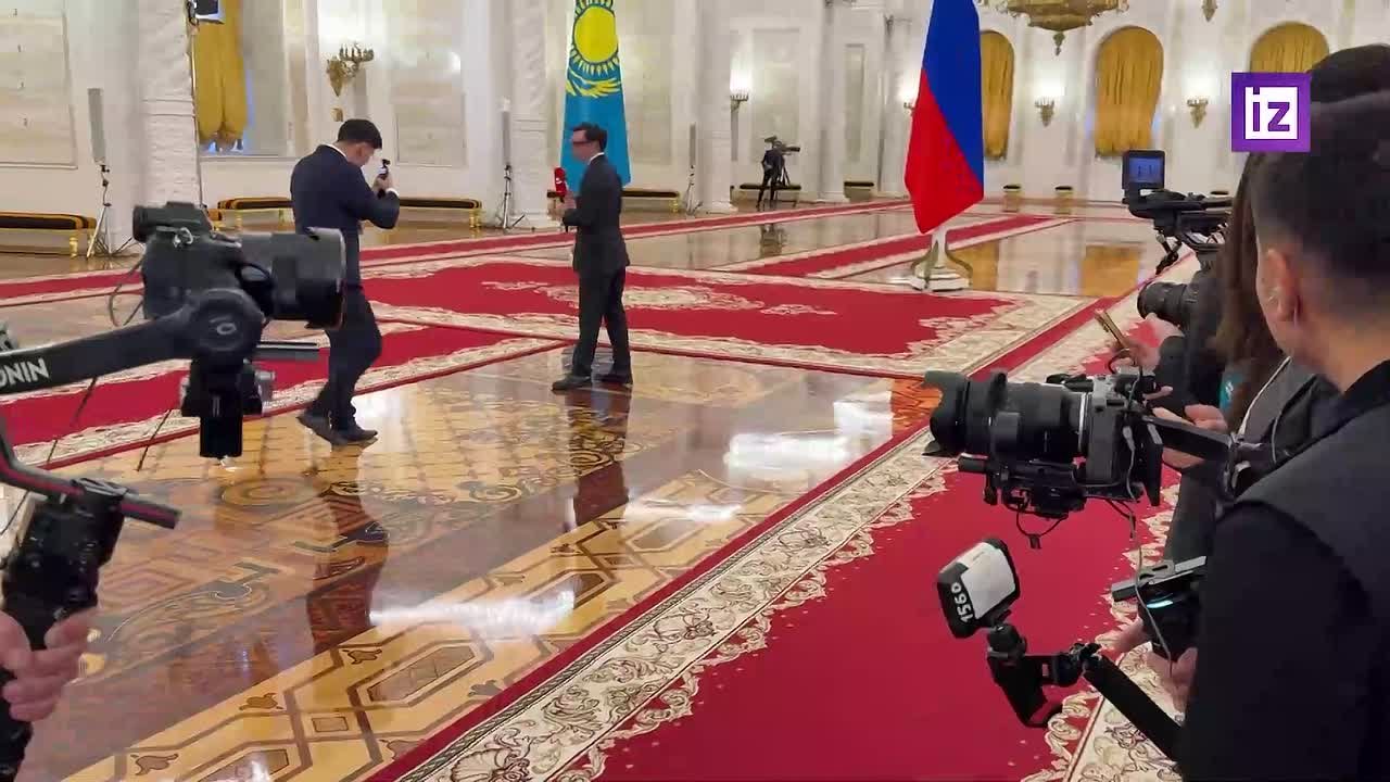 Аншлаг журналистов собрался перед началом переговоров Владимира Путина и главы Казахстана Касым-Жомарта Токаева, сообщает корреспондент "Известий" Антон Золотницкий