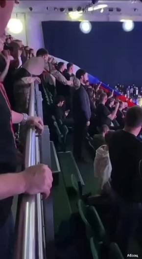 Россияне подняли мигранта за шкирку во время гимна РФ на турнире ММА