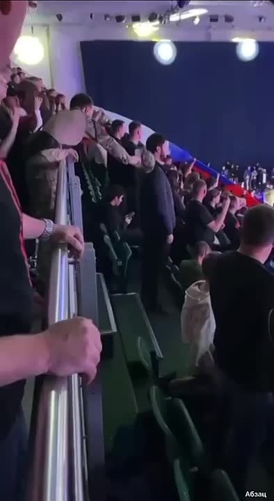 Россияне подняли мигранта за шкирку во время гимна РФ на турнире ММА