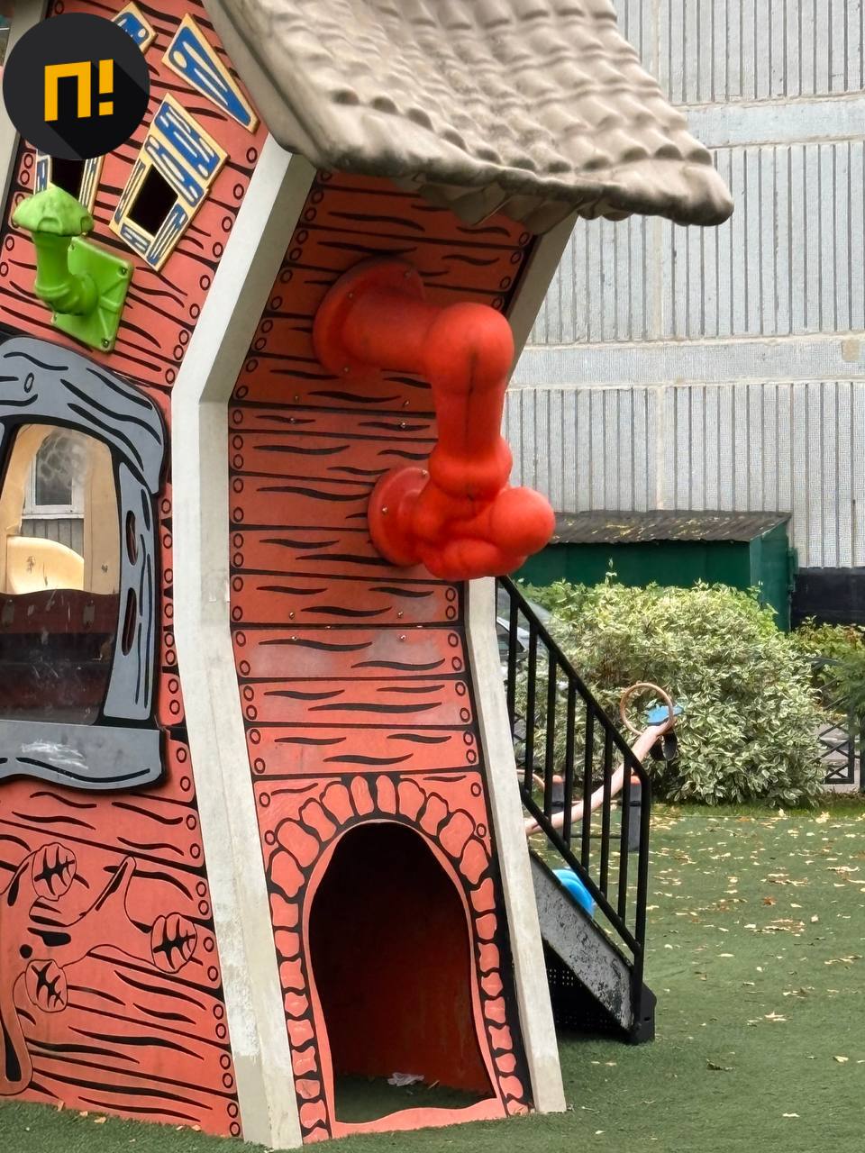 Жители ЮЗАО Москвы обнаружили на детской площадке «красный фаллос»