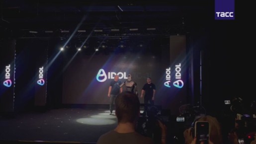 Робот Aidol потерял равновесие и упал во время презентации в Москве