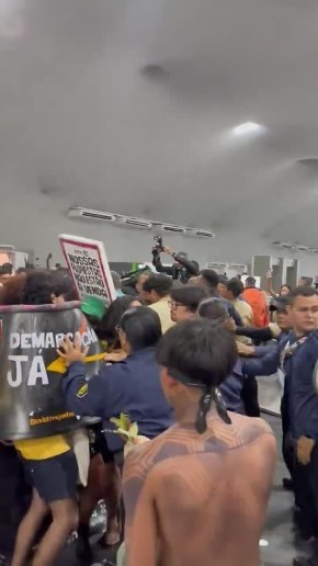 Активисты с дубинками прорвались на место проведения международного климатического саммита COP 30 в Бразилии и устроили драку с охраной, сообщает CNN