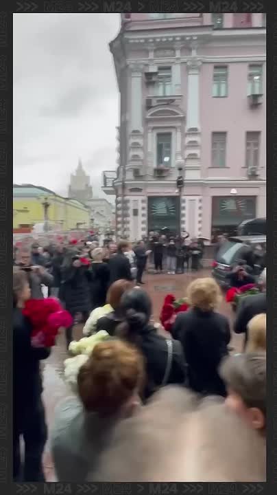 «Актёр, который мог всё». Народного артиста России Владимира Симонова проводили в последний путь аплодисментами