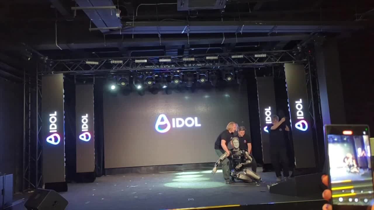 Сергей Колясников: В Москве показали человекоподобного робота с искусственным интеллектом "Айдол', он вышел на сцену под трек из фильма «Рокки» и упал