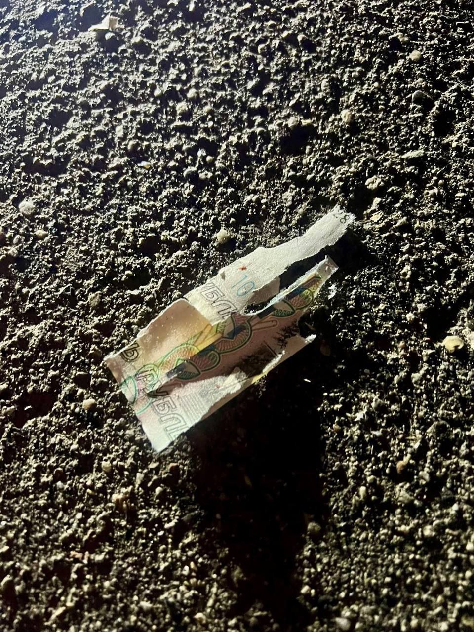 Новости к этому часу:. В Красногорске 10-летнему мальчику оторвало пальцы на руке, когда он поднял с земли на спортивной площадке 10-рублевую купюру — она оказалась привязана к коробочке с СВУ, начиненным гвоздями