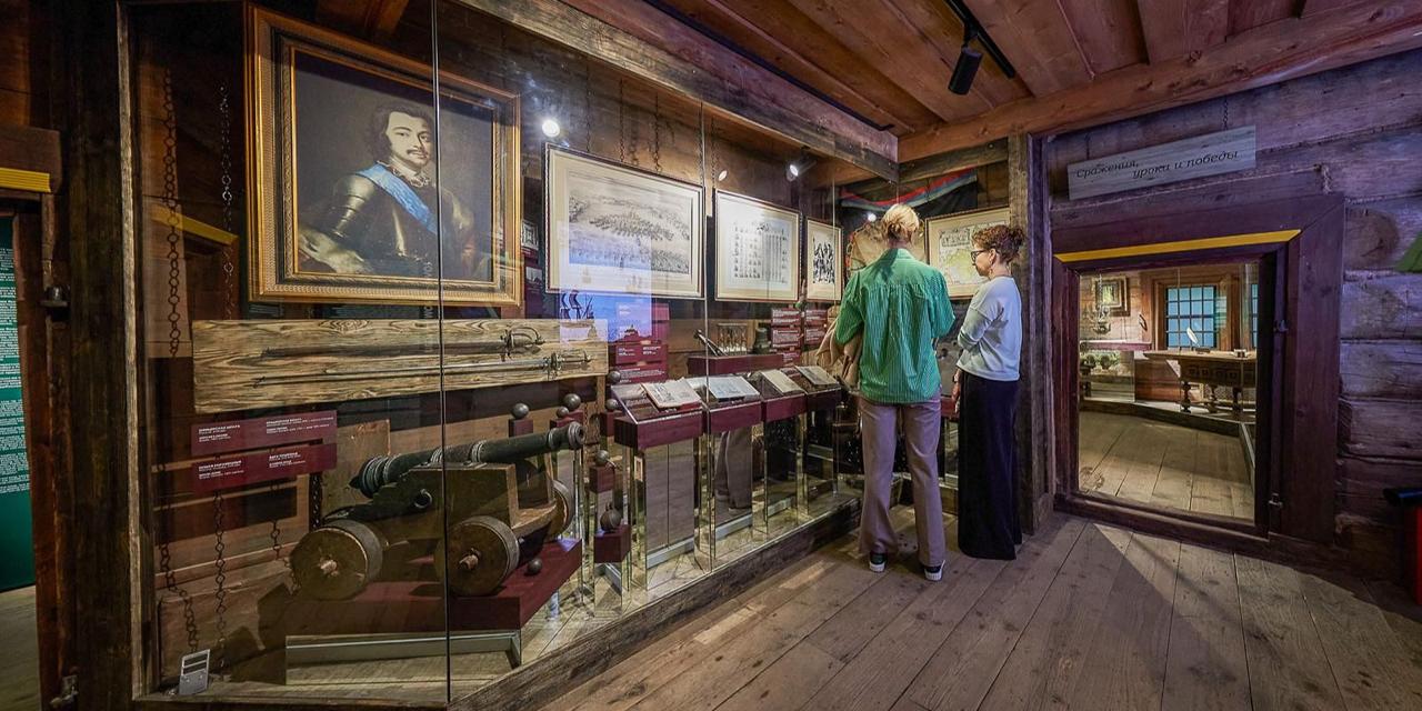 В «Коломенском» стоит небольшой деревянный дом, за которым скрывается большая история В «Коломенском» стоит небольшой деревянный дом, за которым скрывается большая история