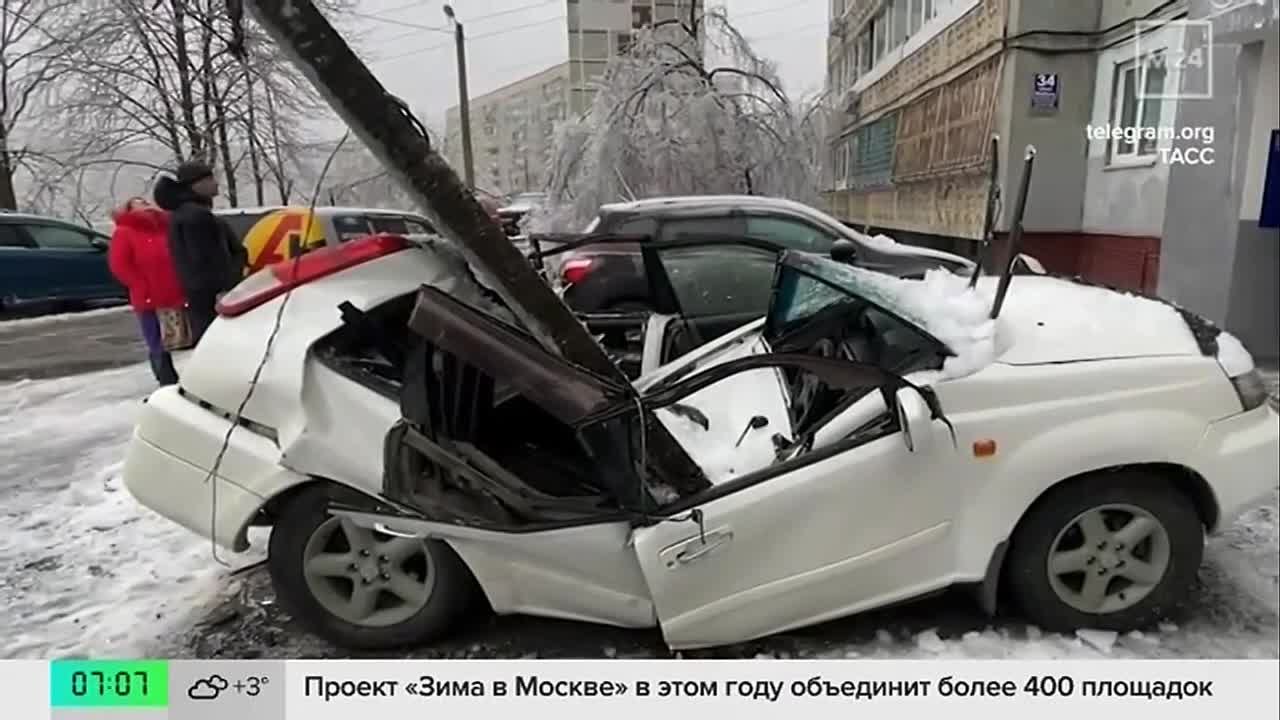 Москвич с семьёй приехал в гости, припарковал новенькую машину, а когда вышел, обнаружил на автомобиле вмятины