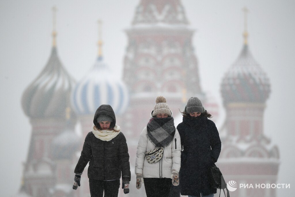 В Москве завтра ожидается сильный ветер с порывами до 15 метров в секунду, горожан просят быть внимательными и не парковать авто под деревьями