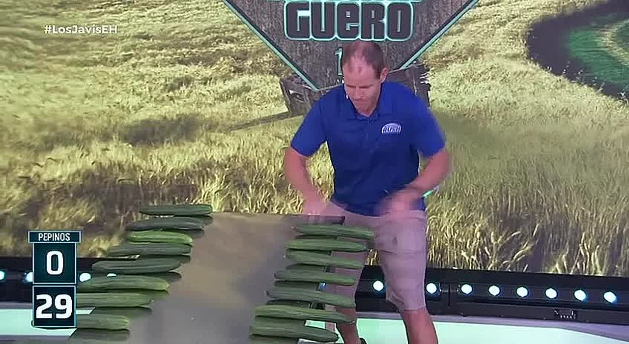 Начинаем день с рекорда из Книги Гиннеса: житель США разломил 65 огурцов за 30 секунд