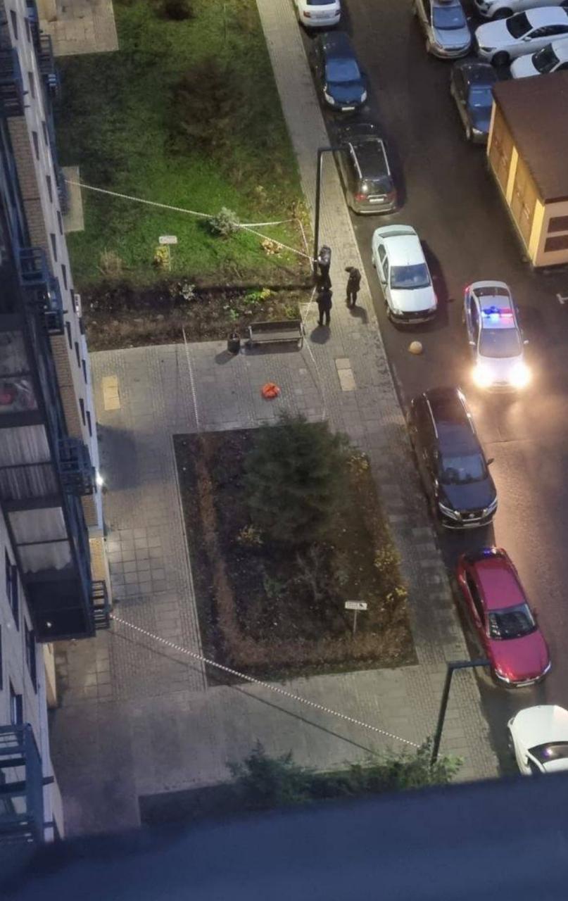 Подозрительный предмет, обмотанный 10-рублевой купюрой, нашли у подъезда ЖК «Мир Митино» на западе Москвы, пишут в местных группах Подозрительный предмет, обмотанный 10-рублевой купюрой, нашли у подъезда ЖК «Мир Митино» на западе Москвы, пишут в местных группах