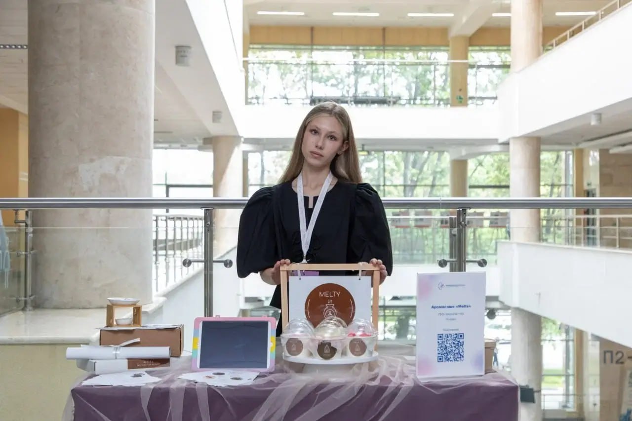 Флорариумы, барельефы и мода: школьники запускают бизнес еще до выпускного Флорариумы, барельефы и мода: школьники запускают бизнес еще до выпускного