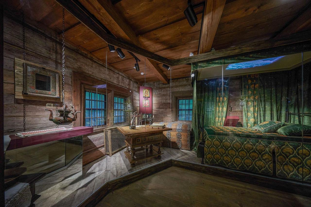 В «Коломенском» стоит небольшой деревянный дом, за которым скрывается большая история В «Коломенском» стоит небольшой деревянный дом, за которым скрывается большая история