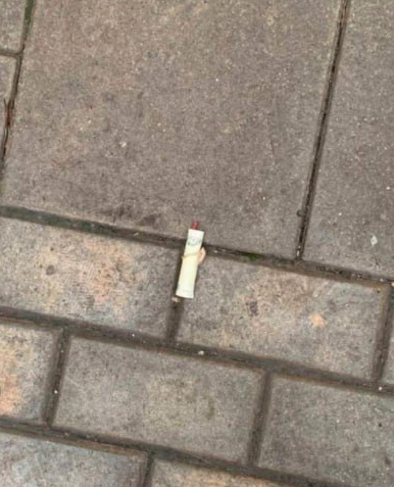 Подозрительный предмет, обмотанный 10-рублевой купюрой, нашли у подъезда ЖК «Мир Митино» на западе Москвы, пишут в местных группах