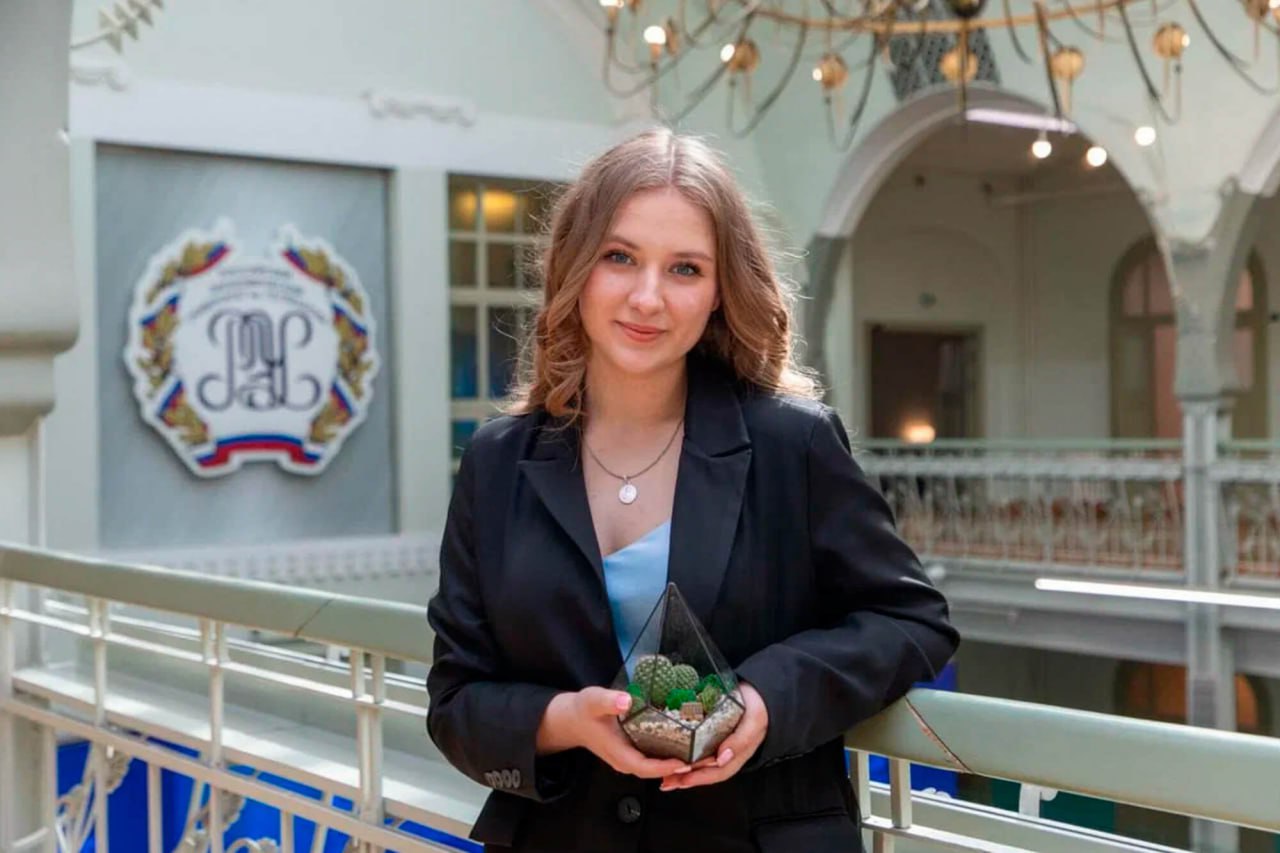 Флорариумы, барельефы и мода: школьники запускают бизнес еще до выпускного Флорариумы, барельефы и мода: школьники запускают бизнес еще до выпускного