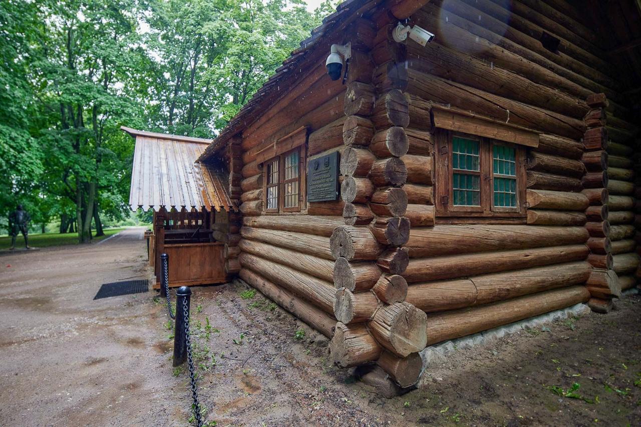 В «Коломенском» стоит небольшой деревянный дом, за которым скрывается большая история