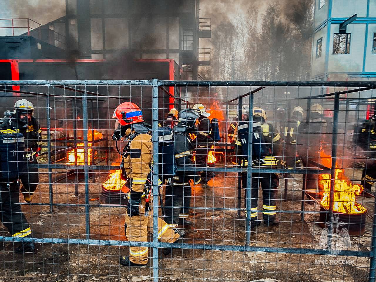 #БудниМЧС. Огневая полоса на пределе сил и возможностей Пожарные Зеленоградского округа прошли тренировку на огневой полосе психологической подготовки #БудниМЧС. Огневая полоса на пределе сил и возможностей Пожарные Зеленоградского округа прошли тренировку на огневой полосе психологической подготовки