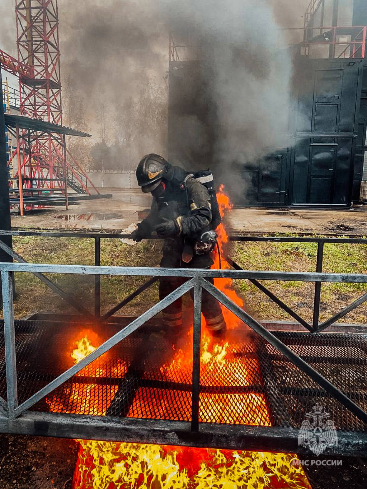 #БудниМЧС. Огневая полоса на пределе сил и возможностей Пожарные Зеленоградского округа прошли тренировку на огневой полосе психологической подготовки #БудниМЧС. Огневая полоса на пределе сил и возможностей Пожарные Зеленоградского округа прошли тренировку на огневой полосе психологической подготовки