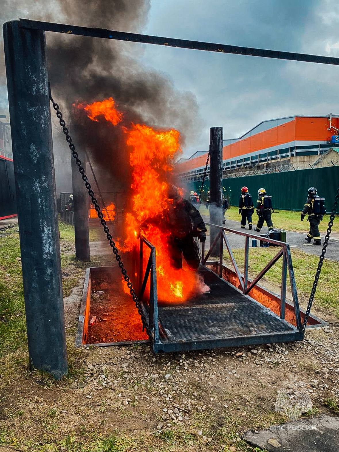#БудниМЧС. Огневая полоса на пределе сил и возможностей Пожарные Зеленоградского округа прошли тренировку на огневой полосе психологической подготовки #БудниМЧС. Огневая полоса на пределе сил и возможностей Пожарные Зеленоградского округа прошли тренировку на огневой полосе психологической подготовки