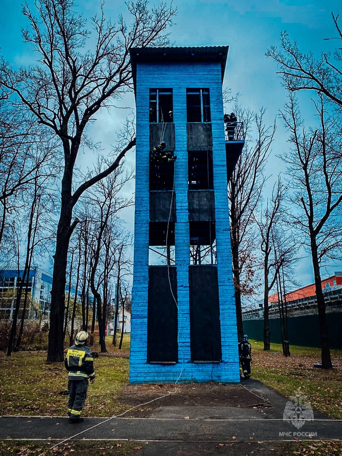 #БудниМЧС. Огневая полоса на пределе сил и возможностей Пожарные Зеленоградского округа прошли тренировку на огневой полосе психологической подготовки