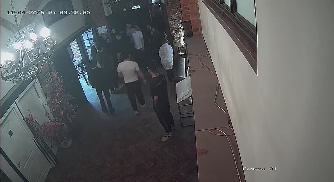 «Я тебя убью, мне терять нечего!» - под Москвой охранники-бородачи жестоко избили 18-летнего баскетболиста и его друзей, защитивших девушек Баскетболиста ЦСКА-Юниора Владимира Ершова и двух его друзей избили в ночном клубе в...