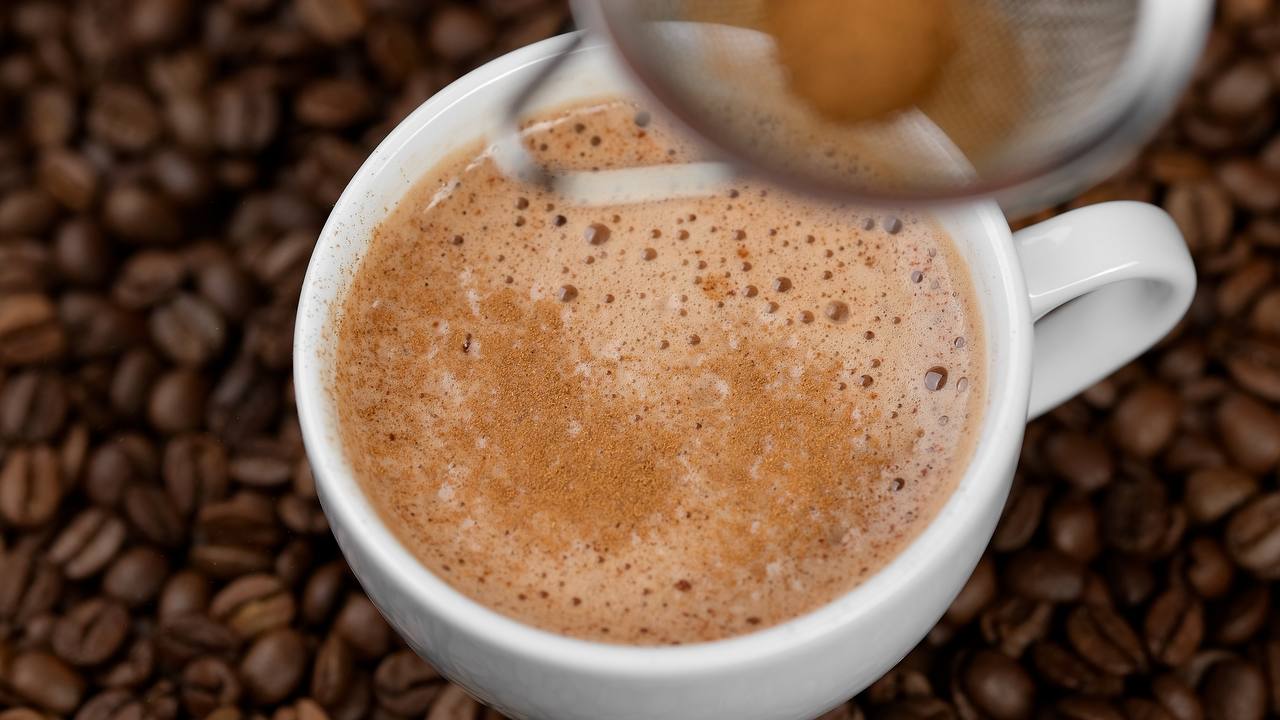 Одна из самых осенних специй — корица — богата минеральными веществами и содержит витамины группыB, а также витаминыC,A и PP. Кроме того, в ней присутствуют дубильные вещества, эфирные масла и клетчатка, напоминают...