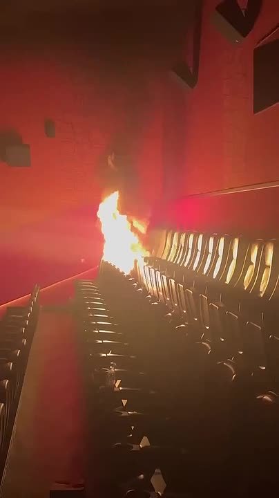 Подросток принес канистру с бензином в торговый центр «Авиапарк» в Москве и поджег сиденья в кинозале прямо во время сеанса – видео с места публикуют очевидцы