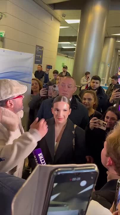 Во Внуково жарко: в московском аэропорту встречают звезду турецкого сериала «Зимородок» Эмре Алтуга