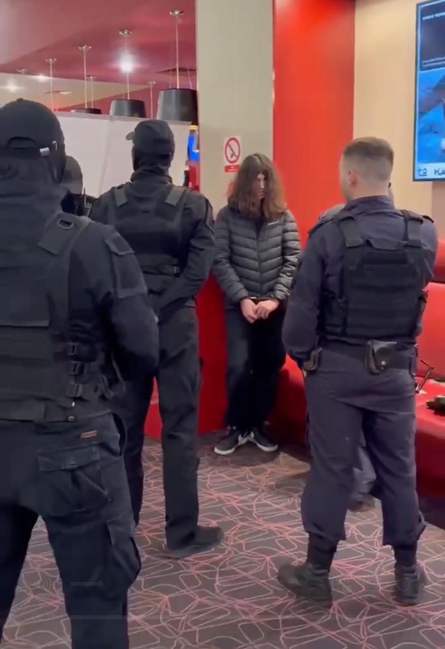 В Москве накануне задержали подростка, который пронес канистру с бензином в ТЦ «Авиапарк» и поджег сиденья в кинотеатре во время показа фильма
