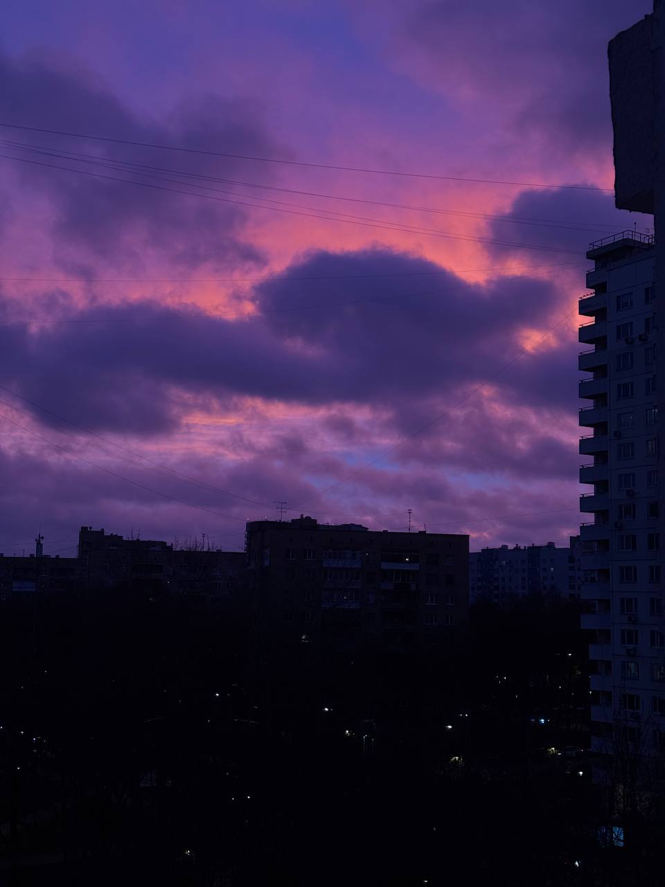 Высокая влажность воздуха при восходе солнца стала причиной фиолетового неба над Москвой этим утром: Высокая влажность воздуха при восходе солнца стала причиной фиолетового неба над Москвой этим утром: