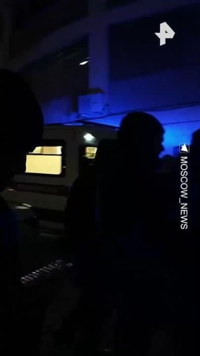 Машина вылетела со второго этажа парковки на юге Москвы и перевернулась, сообщил источник РЕН ТВ